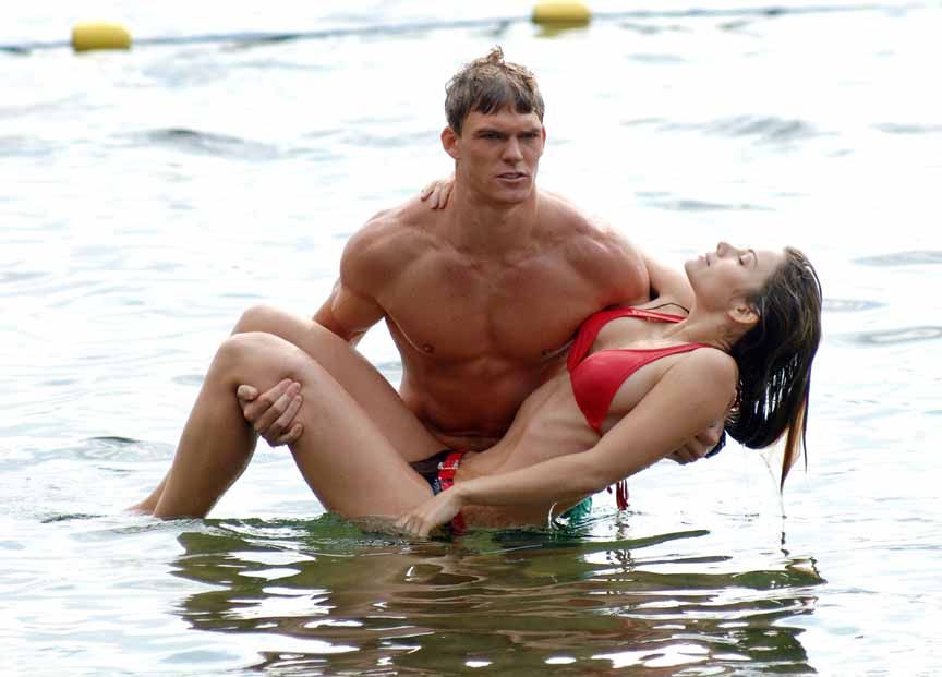 Мужик вытащил блондинку из бассейна и вдул ей в очко на свежем  воздухе
