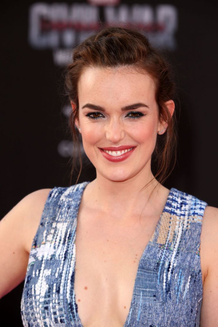 Pictures Of Elizabeth Henstridge 