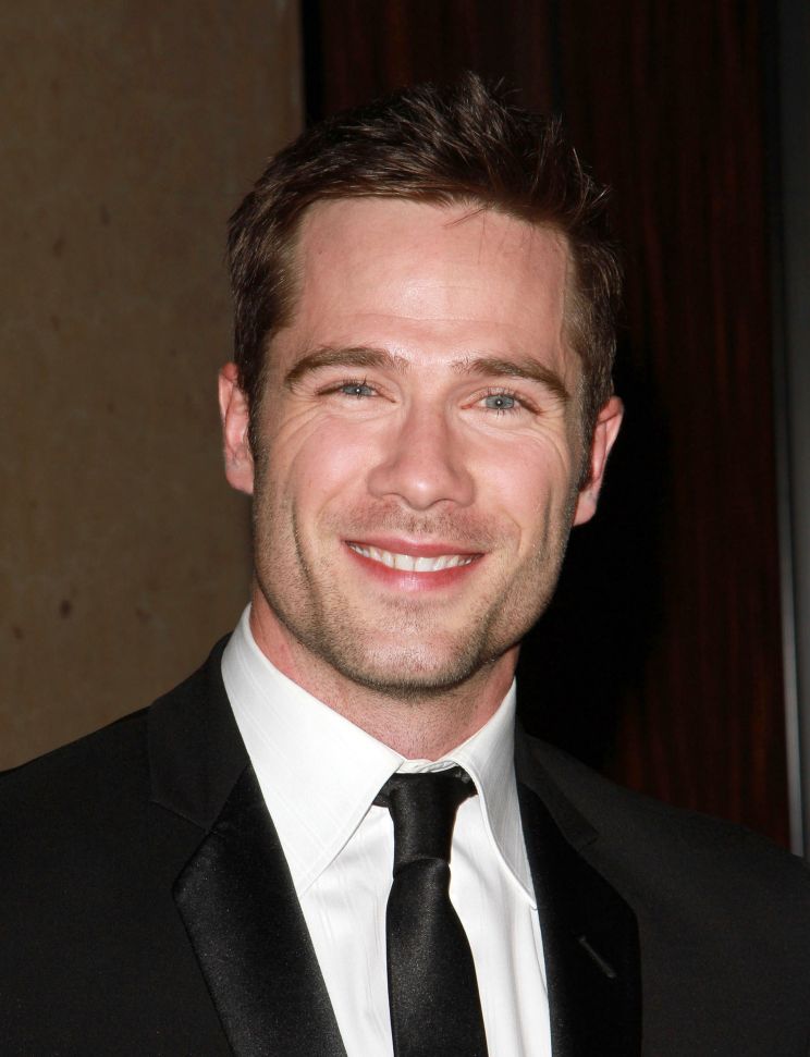 Luke Macfarlane's Biography - Wall Of Celebrities