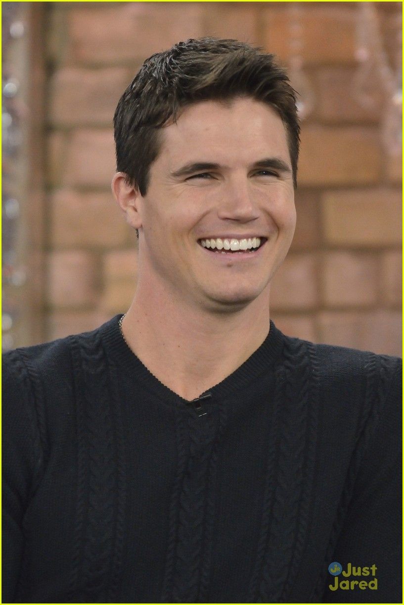 Pictures of Robbie Amell